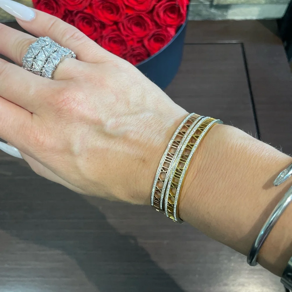 Gorgeous Roman numeral bangle bracelet in Yellow gold plated - Picture 5 of 6